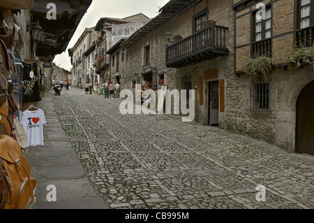 Straße mit Steinen gepflastert. Santillana des Meeres Ortschaft mittelalterlichen Kantabrischen Dorfes, Santander, Kantabrien, Spanien Stockfoto