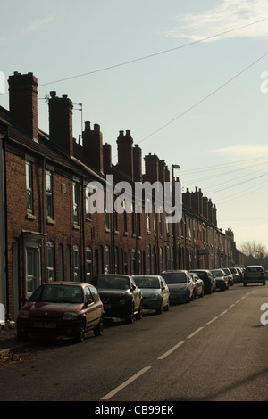 Reihenhäuser in Blackheath in der Nähe von Birmingham mit Autos auf der Straße geparkt. Stockfoto