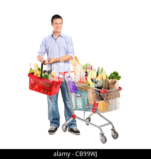 In voller Länge Portrait eines jungen Mannes hält einen Korb voll mit Produkten und Warenkorb Stockfoto