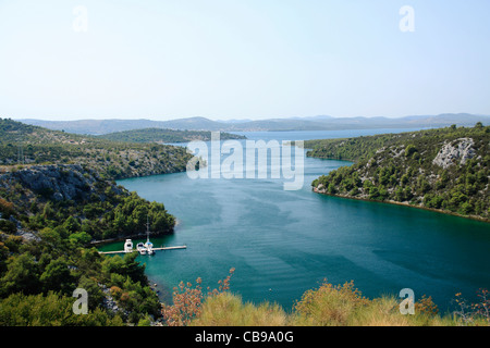 Krka Fluss erhöhten Blick Richtung See Prokljansko, Kroatien Stockfoto