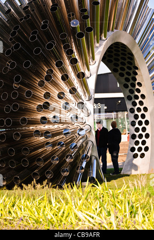 "Aeolus" - Äolischen Windharfe durch Luke Jerram bei Salford Quays, Manchester, England, UK Stockfoto