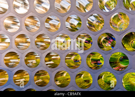 Metallrohre ein Aeolian Harp von Luke Jerram auf dem Display an Salford Quays, Manchester, England, UK Stockfoto