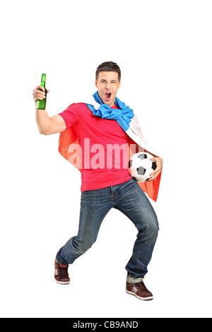 Fußball-Fan mit niederländischer Flagge bedeckt und halten eine Bierflasche und Fußball jubeln Stockfoto