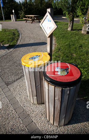 Farbcodierte Abfallbehälter für Flaschen und Dosen oder Essen zu verschwenden Rastplatz auf der Autobahn A10 Eure-et-Loir Frankreich Stockfoto