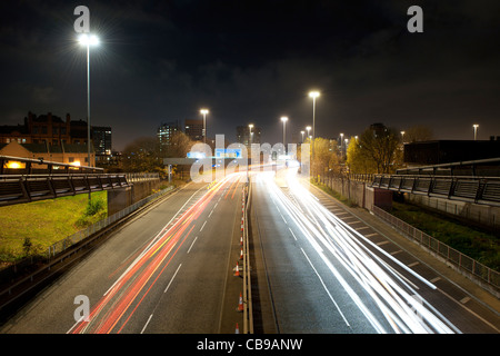 Ein Abend-Schuss von A57(M) Manunian Weise in der Nähe von Hulme, Manchester. Mit langen Verschlusszeiten Lichtspuren. Stockfoto