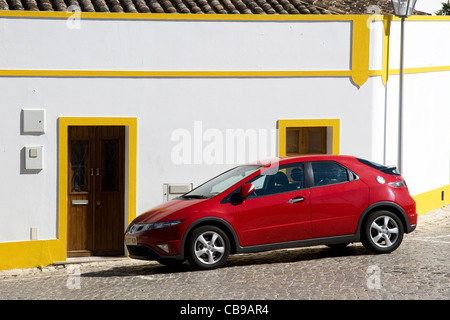 Honda Civic vor Haus in Tavira, Algarve, Portugal Stockfoto