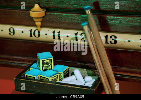 Billard Cue und Kreide Detail. Billard-Zimmer, Royal Automobile Club, London, UK Stockfoto