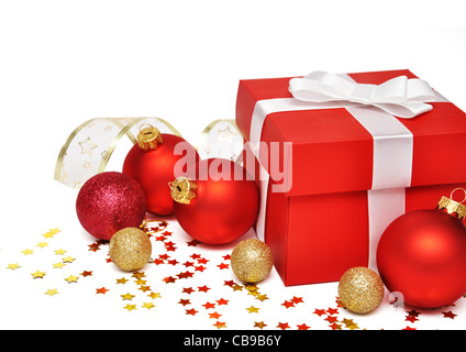Weihnachten-Postkarte mit roten Geschenkbox und Weihnachtskugeln in weiß Stockfoto