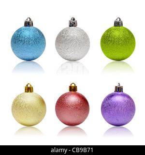 Eingestellt von bunten Weihnachtskugeln auf weißem Hintergrund Stockfoto