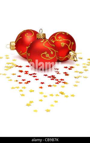Weihnachts-Postkarte mit drei roten Kugeln und goldene conffeti Stockfoto