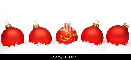 Rote Weihnachtskugeln mit Schnee isoliert auf weiss Stockfoto