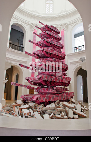 Skulpturen von Tanks Stapeln zusammen, Nationalmuseum Singapur, Singapur. Stockfoto