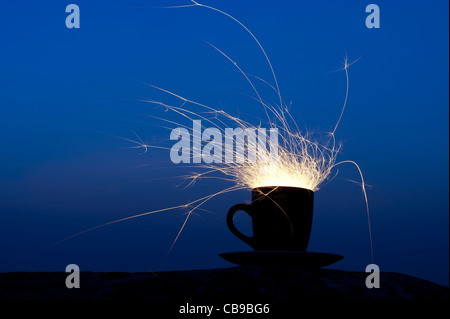 Fiery Sturm im Wasserglas Konzept. Fire Cracker in einer Schale, die in der Nacht Stockfoto