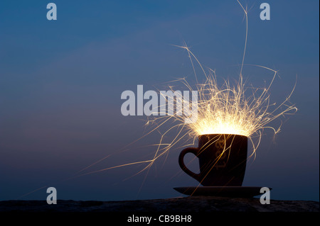 Fiery Sturm im Wasserglas Konzept. Fire Cracker in einer Schale, die in der Nacht Stockfoto