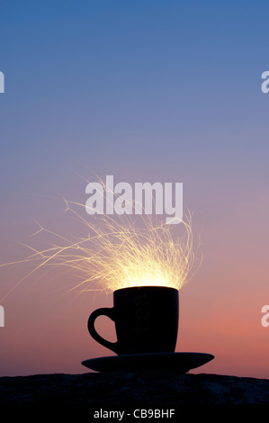 Fiery Sturm im Wasserglas Konzept. Fire Cracker in einer Schale, die in der Nacht Stockfoto