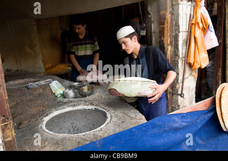 Zentrale asiatische Nan-Brot gebacken im Tandoor-Ofen. Stockfoto