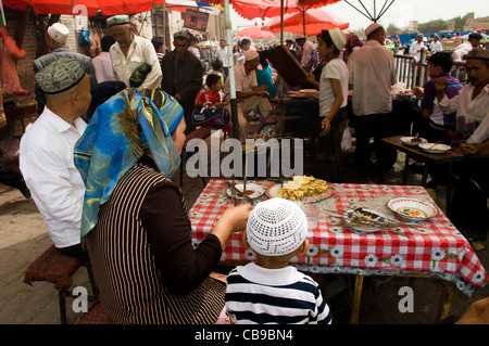 Uyghur Kebab genießen Sie zum Mittagessen im Bereich alte Basar in Kashgar. Stockfoto