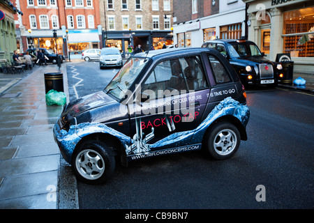 Elektro-Auto geparkt im 90 Grad Winkel. Paddington Street, Marylebone; London; England; VEREINIGTES KÖNIGREICH; Europa Stockfoto