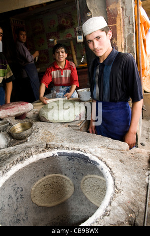 Zentrale asiatische Nan-Brot gebacken im Tandoor-Ofen. Stockfoto