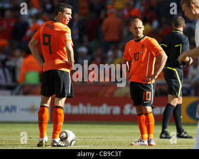 Holland-Spieler Robin van Persie (L) und Wesley Sneijder warten zum Auftakt des Zweitens, die Hälfte einer WM gegen Dänemark Spiel. Stockfoto