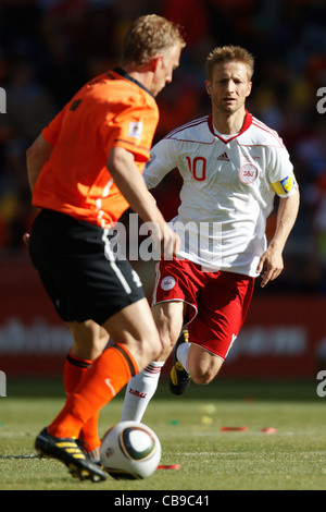 Dänemark-Team-Kapitän Martin Jorgensen (10) in Aktion während einer 2010 World Cup Gruppe E Spiel gegen die Niederlande. Stockfoto