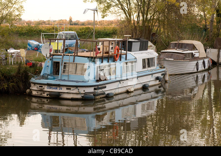 Scheinbar Dauerwohnsitz Boot vertäut am Ufer des Flusses Herault in Agde in Südfrankreich Stockfoto