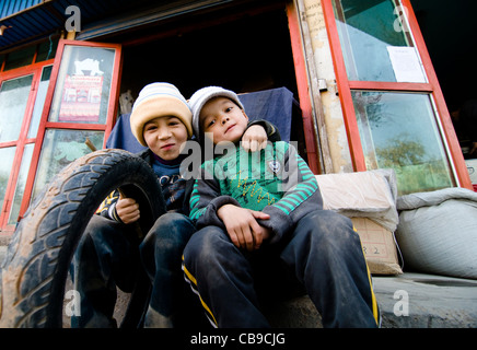 Uigurische Kinder in der Altstadt von Kashgar, Xinjiang, China. Stockfoto