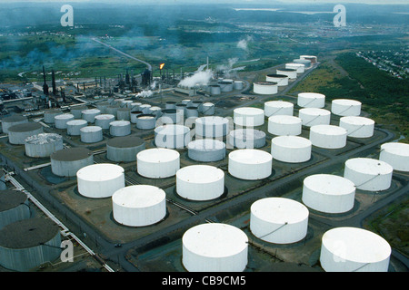 Eine Luftaufnahme zeigt dieses Erdöl-Tanklager für die Speicherung von petrochemischen Produkten aus der angrenzenden Öl-Raffinerie in Saint John in New Brunswick, Kanada. Stockfoto