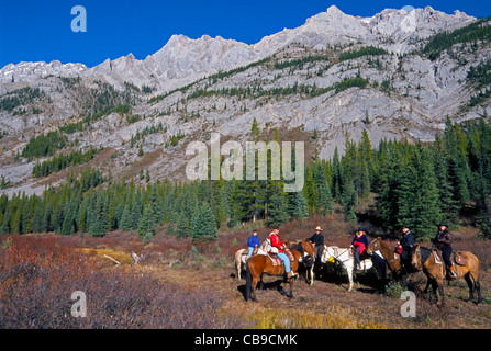 Reiter auf einer Urlaubsreise pausieren während ihren Ausritt im Banff Nationalpark in den kanadischen Rocky Mountains in Alberta, Kanada, Nordamerika. Stockfoto