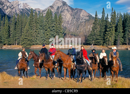 Reiter auf einer Urlaubsreise anhalten, indem der Bow River bei einem Ausritt im Banff Nationalpark in den kanadischen Rocky Mountains in Alberta, Kanada. Stockfoto