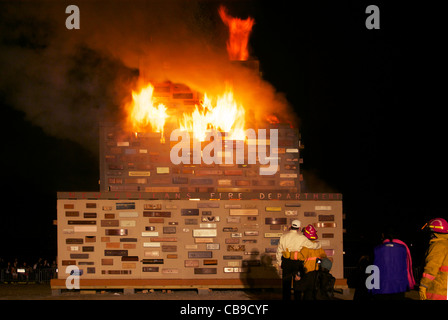 Lagerfeuer Skulpturen der Künstlerin Jana Napoli und die Feuerwehr von New Orleans, zum Gedenken an Wiedergeburt nach Hurrikan "Katrina". Stockfoto