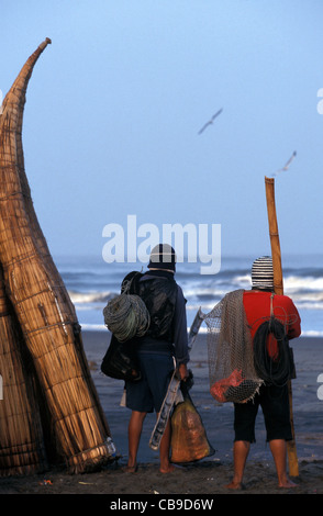 Caballitos de Totora-Schilf Boot Fischer immer bereit für einen weiteren Tag der Fischerei. Pimentel, Lambayeque, Peru, Südamerika Stockfoto