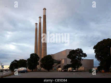 Schornsteine bei Sonnenuntergang am Morro Bay Kraftwerk, California, USA. Stockfoto