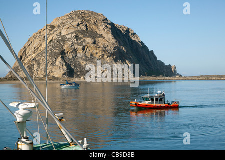 Ein Boot der Küstenwache patroulliert Morro Bay Harbor, California, USA. Stockfoto