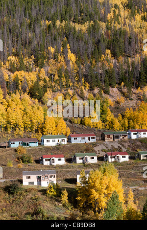 Einfache Häuser auf einem Hügel dienen als Unterkunft in einer Bergbaustadt im Colorado Rocky Mountains Stockfoto