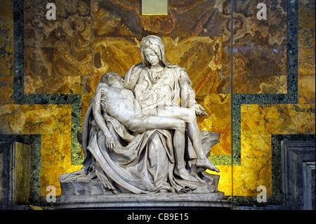 La Pieta von Michelangelo am St.-Peter-Basilika, Rom, Italien. Stockfoto