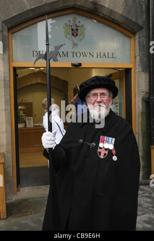 Senior Mann tragenden Hecht Mitarbeiter und tragen Medaillen am Eingang zum Durham Town Hall, Nord-Ost-England, UK Stockfoto