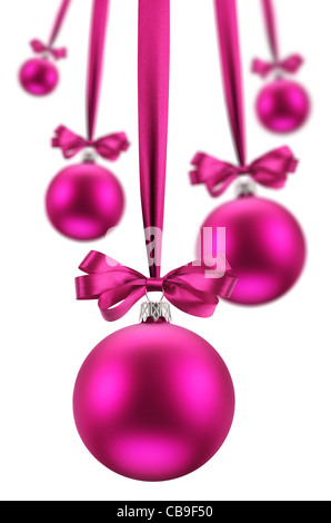 Weihnachtskugeln hängen rosa Bändern in den Urlaub. Das Bild auf weißem Hintergrund. Stockfoto