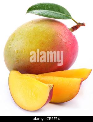 Mango mit Scheiben auf einem weißen Hintergrund. Stockfoto