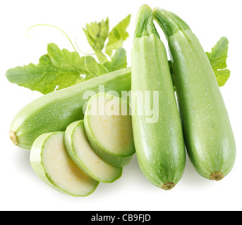 Zucchini mit Blättern isoliert auf weißem Hintergrund Stockfoto