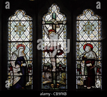 Buntglasfenster der KempeStudios (Künstler Wyndham Hope Hughes) mit Darstellung der Kreuzigung, St. Mary's Church, Brompton Regis, Somerset, England Stockfoto