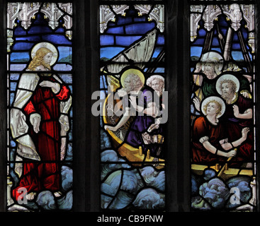 Ein Buntglasfenster von Robert J Newbery, in dem Jesus auf dem Wasser spazieren geht, St Feock Church, Feock, in der Nähe von Truro, Cornwall Stockfoto