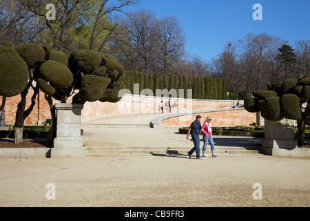 Besucher und Touristen genießen Sie zu Fuß in der Frühlingssonne, Parque del Retiro, Madrid, Spanien, Europa, EU Stockfoto