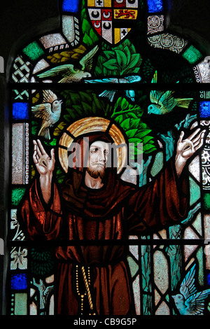 Ein Buntglasfenster von George Cooper Abbs für Wippell & Co., das St. Francis of Assisi, Temple Church, Temple, Bodmin Moor, Cornwall zeigt Stockfoto