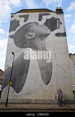 JR 'Photograff' (Wandbild) eines jungen auf der Suche in den Himmel auf einem Gebäude am Tavistock Place, Bloomsbury, London, UK. 8. Juni 2008. Stockfoto