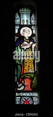 Ein Buntglasfenster, das St. Luke, Temple Church, Temple, Bodmin Moor, Cornwall, England Stockfoto