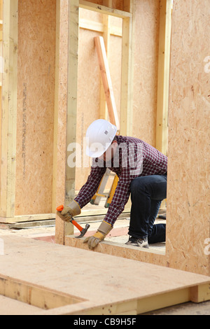 Ein Bauarbeiter auf der Baustelle Stockfoto