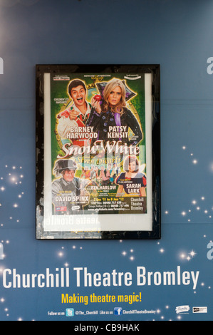 Ein Plakat für das Weihnachtsmärchen von Schneewittchen und die sieben Zwerge außerhalb des Churchill-Theaters in Bromley, Kent. Stockfoto