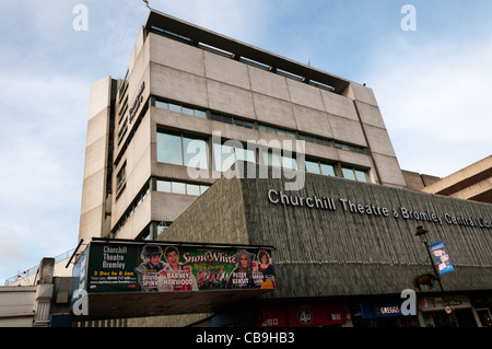 Das Churchill Theater, Bromley mit einem Plakat für das Weihnachtsmärchen, Schneewittchen und die sieben Zwerge. Stockfoto