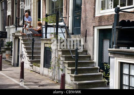 Ein paar entspannende zu Hause an einem Sonntag, Amsterdam, Niederlande Stockfoto